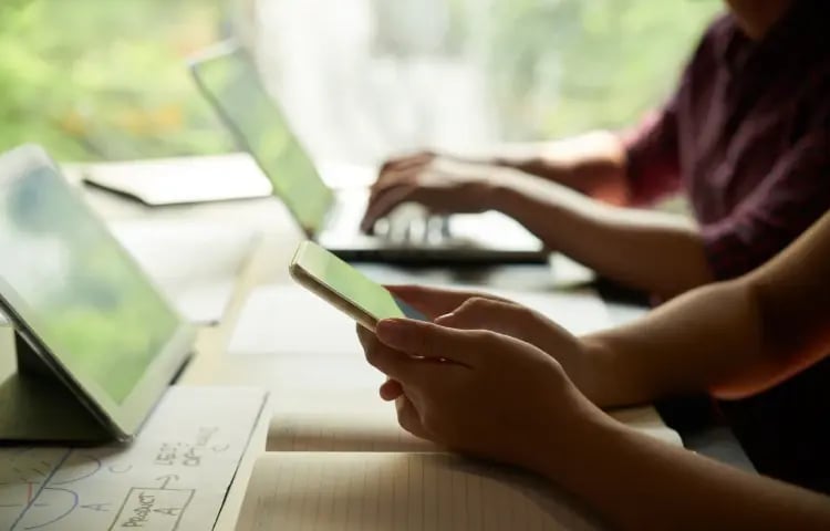 dev_mobile Image by pressfoto on Freepik